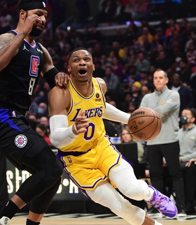 威廉姆斯横扫红牛二队,拉塞尔统治全场 威廉姆斯横扫红牛二队,拉塞尔统治全场