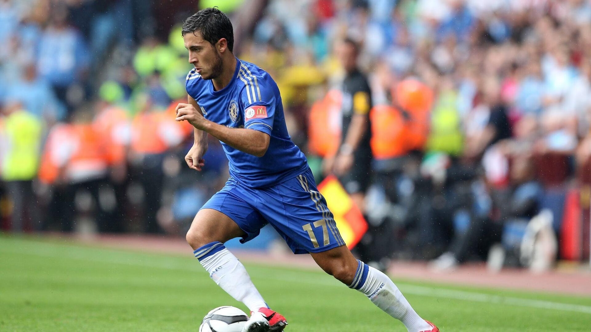 勒沃库森险胜与蒂亚戈接管，当绿茵场与街道赛道共享同一种心跳